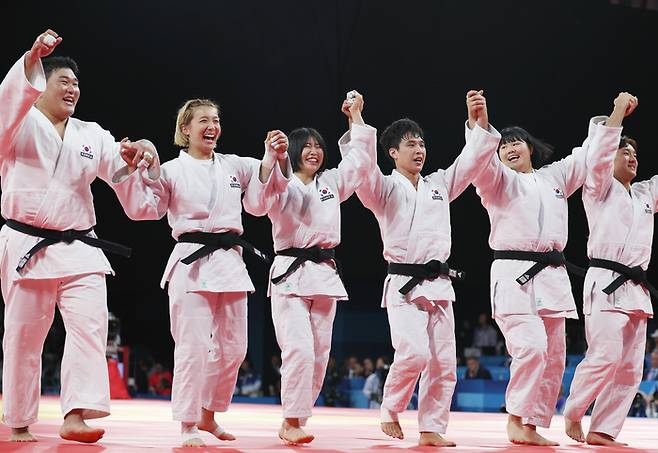 한국 대표팀이 2024 파리올림픽 유도 혼성단체전 동메달결정전에서 독일을 꺾고 동메달을 따냈다. 사진 | 연합뉴스