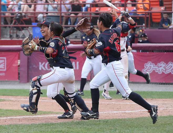 일본 여자야구 대표팀이 우승을 확정지은 뒤 환호하고 있다. 사진 | WBSC