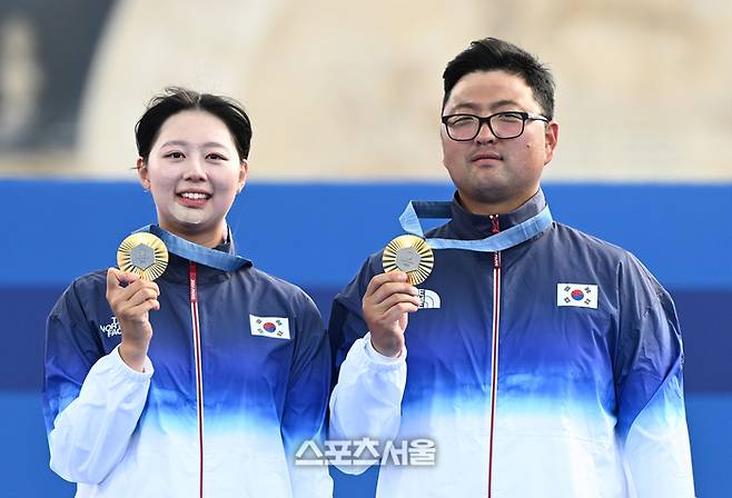 양궁 국가대표 김우진(오른쪽)과 임시현이 2일(한국시간) 프랑스 파리 앵발리드에서 열린 파리올림픽 양궁 혼성단체전 결승에서 독일을 꺾고 금메달을 따 올림픽 2연패를 달성한 뒤 기념촬영을 하고 있다. 2024. 8. 2.  파리 | 박진업 기자 upandup@sportsseoul.com