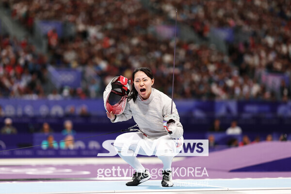 3일(이하 한국시각) 오후 10시 20분(이하 한국시각) 프랑스 파리의 그랑팔레에서 열린 '2024 파리 올림픽' 펜싱 여자 사브르 단체 4강전에 출전한 최세빈이 환호하고 있다. 사진┃게티이미지코리아