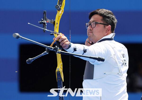 김우진이 4일(현지시각) 프랑스 파리 레쟁발리드에서 열린 2024 파리 올림픽 양궁 남자 개인전 결승 미국 브레이디 엘리슨과의 경기에서 활을 쏘고 있다. 사진┃뉴시스