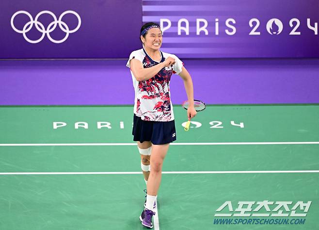 3일(한국시간) 프랑스 파리 포르트 드 라 샤펠 아레나에서 '2024 파리올림픽' 배드민턴 여자 단식 8강전 한국 안세영과 일본 야마구치 아카네의 경기가 열렸다. 승리를 거둔 안세영이 기뻐하고 있다. 파리(프랑스)=정재근 기자 cjg@sportschosun.com/2024.08.03/