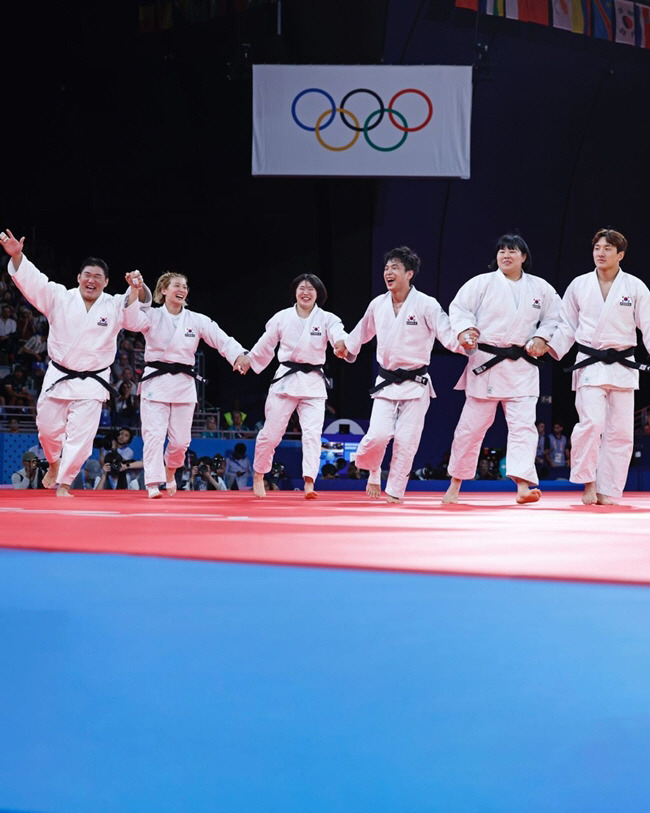 4일(한국시각) 파리 올림픽 유도 혼성 단체전에서 감격의 동메달을 확정지은 후 기뻐하는 유도 대표팀 선수들. 사진=국제유도연맹(IJF)