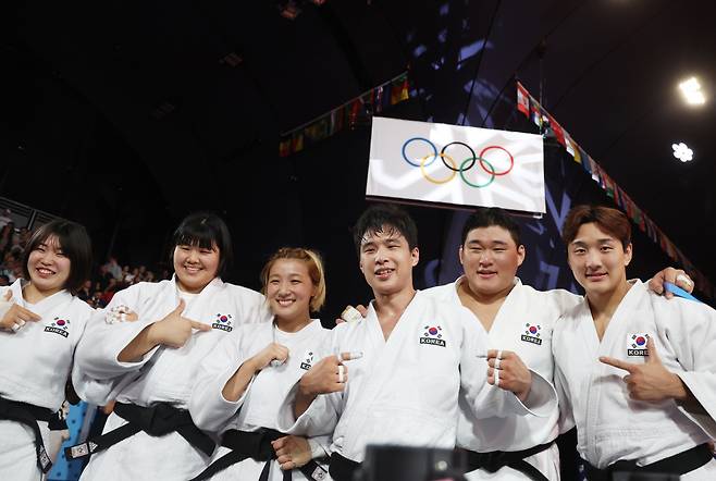 3일(현지시간) 프랑스 파리 샹드마르스 경기장에서 열린 2024 파리올림픽 유도 혼성단체전 동메달결정전에서 독일을 꺾고 동메달을 따낸 한국 선수들이 카메라 앞에서 포즈를 취하고 있다. 연합뉴스