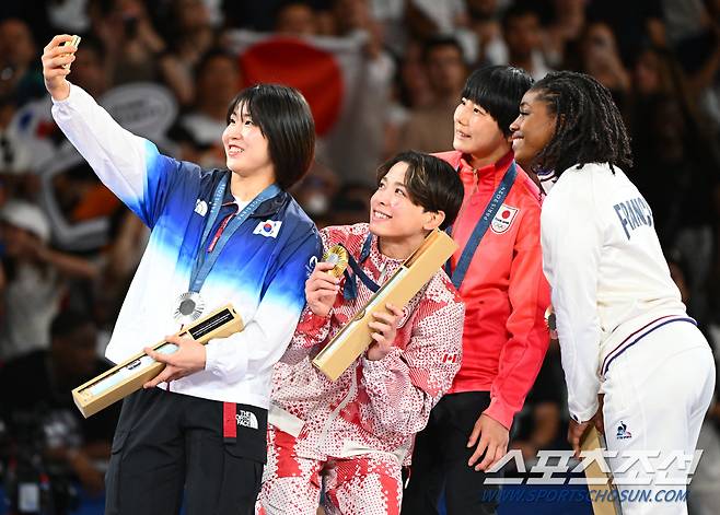 허미미가 30일(한국시각) 파리 샹드마르스 아레나에서 열린 여자유도 57㎏에서 값진 은메달을 목에 걸었다. 허미미가 금메달 캐나다 데구치, 동메달 일본 후나쿠보, 프랑스 시지케와 함께 셀카를 찍고 있다.  파리(프랑스)=정재근 기자 cjg@sportschosun.com/2024.7.30/