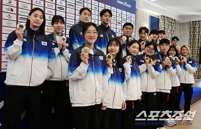 파리올림픽에 출전한 대한민국 선수단 메달리스트 기자회견이 4일(한국시각) 프랑스 파리 코리아하우스에서 열렸다. 선수들이 함께 포즈 취하고 있다. 파리(프랑스)=정재근 기자 cjg@sportschosun.com/2024.8.4/