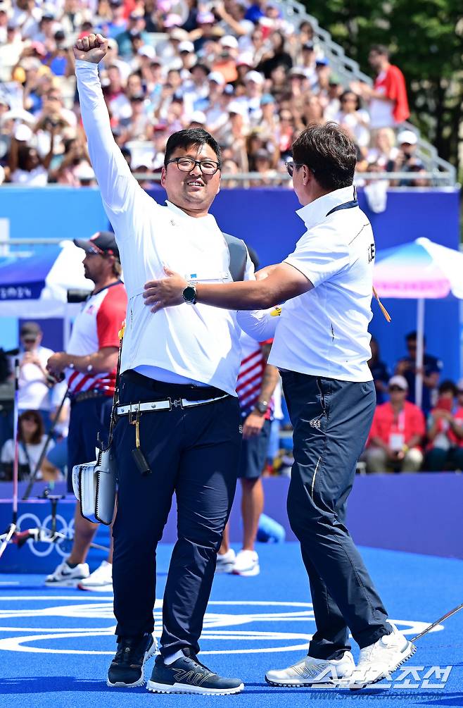 4일(한국시간) 프랑스 파리 레쟁발리드에서 '2024 파리올림픽' 양궁 남자 리커브 개인 금메달결정전 한국 김우진과 미국 브래들리 엘리슨의 경기가 열렸다. 김우진이 마지막 슛오프 끝에 금메달을 거머쥐었다. 금메달을 확정지은 김우진이 환호하고 있다. 파리(프랑스)=정재근 기자 cjg@sportschosun.com/2024.08.04/