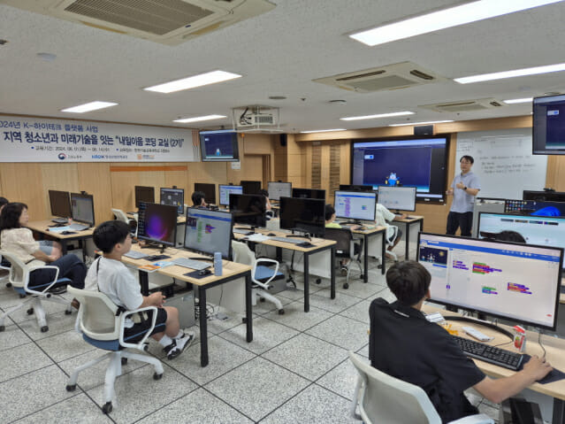 한국기술교육대학교이 시행하는 지역 취약계층 청소년 대상 ‘내일이음 코딩교실’ 운영 장면.