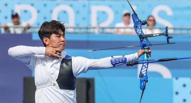 2024 파리올림픽 양궁 남자 개인전 콜롬비아의 산티아고 아르칠라와의 16강에서 한국 김제덕이 활시위를 놓고 있다. [이미지출처=연합뉴스]