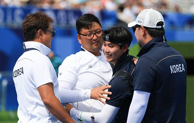 대한민국 남자 양궁 대표팀 김우진 선수가 4일 오후(한국 시간) 프랑스 파리 앵발리드에서 2024 파리올림픽 남자 양궁 개인전 준결승 대한민국의 이우석 선수와의 경기에서 슛오프 접전 끝에 승리한 후 이우석과 포옹하고 있다. /뉴스1