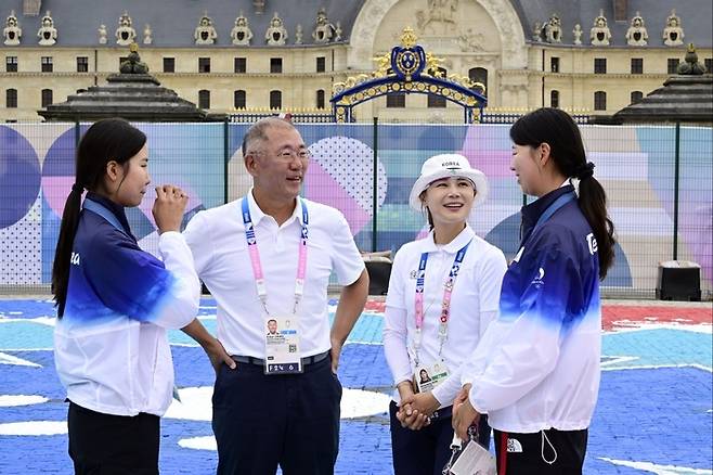 정의선 현대차그룹 회장이 3일(현지시간) 파리 대회 여자 양궁 개인전 시상식 직후 남수현(왼쪽 첫번째), 전훈영(왼쪽 세번째), 임시현(왼쪽 네번째) 등 국가대표 선수단을 만나 격려하고 있다.