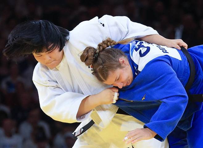 (파리(프랑스)=뉴스1) 박정호 기자 = 대한민국 유도대표팀 김하윤이 3일 오후(한국시간) 프랑스 파리 샹 드 마르스 아레나에서 열린 2024 파리올림픽 유도 혼성 단체 동메달 결정전 독일 르네 루후트와의 경기에서 승리한 후 경기장을 나서고 있다. 2024.8.3/뉴스1 /사진=뉴스1화상