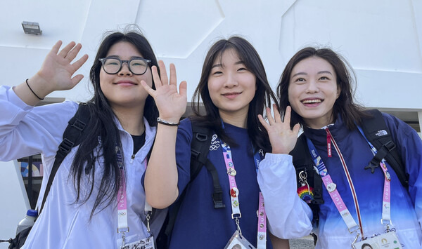 사격에서 금메달을 딴 오예진(왼쪽)과 반효진(가운데), 은메달을 딴 김예지가 3일(현지시각) 프랑스 샤토루 사격센터에서 밝게 웃고 있다. 샤토루/연합뉴스