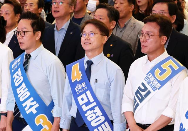 4일 오전 광주 서구 김대중컨벤션센터에서 열린 더불어민주당 당 대표·최고위원 후보자 합동연설회에서 정봉주(왼쪽부터), 민형배, 김민석 후보가 참석해 있다. 광주=연합뉴스