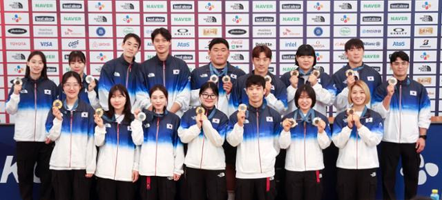 4일 프랑스 파리 코리아하우스에서 열린 2024 파리 올림픽 대한민국 선수단 메달리스트 기자회견에 참석한 선수들이 포즈를 취하고 있다. 파리=서재훈 기자