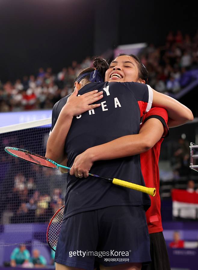 4일(한국시간) 프랑스 파리 포르트드라샤펠 경기장에서 열린 배드민턴 여자 단식 준결승전을 마친 안세영과 툰중이 서로를 껴안고 있다. 게티이미지