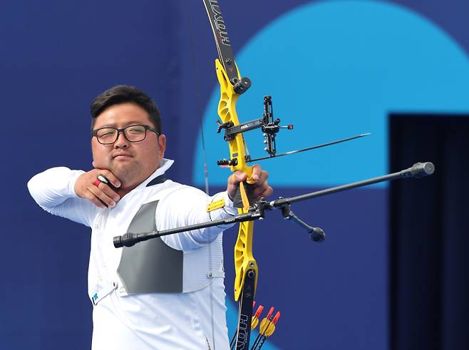 <yonhap photo-4921=""> 김우진, 신중한 조준 (파리=연합뉴스) 임화영 기자 = 4일(현지시간) 프랑스 파리 레쟁발리드에서 열린 2024 파리올림픽 양궁 남자 개인전 브라질의 마르쿠스 달메이다와의 16강에서 한국 김우진이 활시위를 놓고 있다. 2024.8.4 hwayoung7@yna.co.kr/2024-08-04 17:23:21/ <저작권자 ⓒ 1980-2024 ㈜연합뉴스. 무단 전재 재배포 금지, AI 학습 및 활용 금지></yonhap>