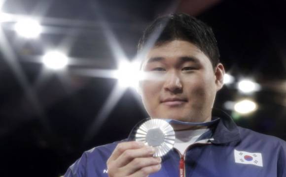 김민종이 2일(현지시각) 프랑스 파리 아레나 샹드마르스에서 열린 2024 파리 올림픽 유도 남자 100kg 이상급 시상식에서 취재진을 향해 은메달을 들어보이고 있다. [사진=뉴시스]