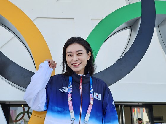 김예지가 3일 프랑스 앵드로주 샤토루 슈팅센터 앞에서 포즈를 취하고 있다. 샤토루=고봉준 기자