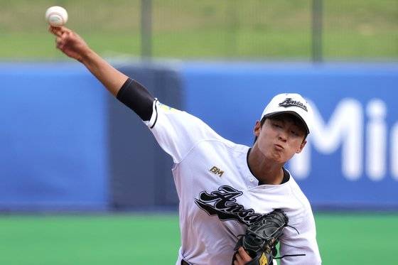 3일 오후 포항야구장에서 열린 제54회 대통령배 고교야구대회 결승전에서 대회 MVP에 오른 안산공고 에이스 박상현이 역투하고 있다. 포항=장진영 기자