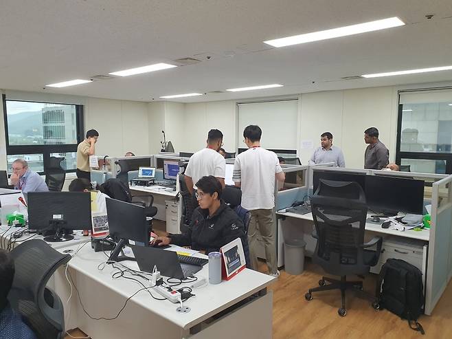 사우디 사업주 직원들과 관련 프로젝트 직원들이 함께 일하고 있다. 윤현주 기자