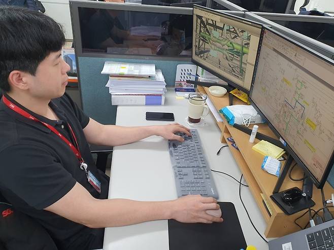문현휘 매니저가 배관 설계 도면 작업을 하고 있다. 윤현주 기자