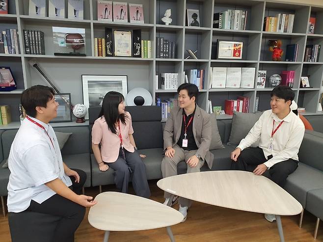 SGC E&C 직원들이 7층에서 아이디어를 교환하고 있다. 윤현주 기자