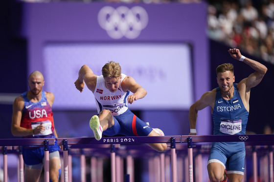 Markus Rooth of Norway wins a heat in the men's decathlon 110-meter hurdles in Paris on Saturday.  [AP/YONHAP]