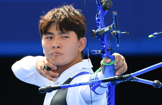 Korea's Kim Je-deok competes against Brady Ellison of the United States in the men's individual archery quarterfinals at the Invalides in Paris at the Paris Olympics on Sunday. [NEWS1]