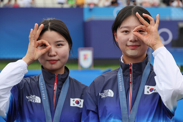 임시현(오른쪽)과 남수현이 3일(현지시간) 프랑스 파리 앵발리드에서 열린 2024 파리올림픽 양궁 여자 개인전 시상식에서 세리머니를 하고 있다. 파리=윤웅 기자