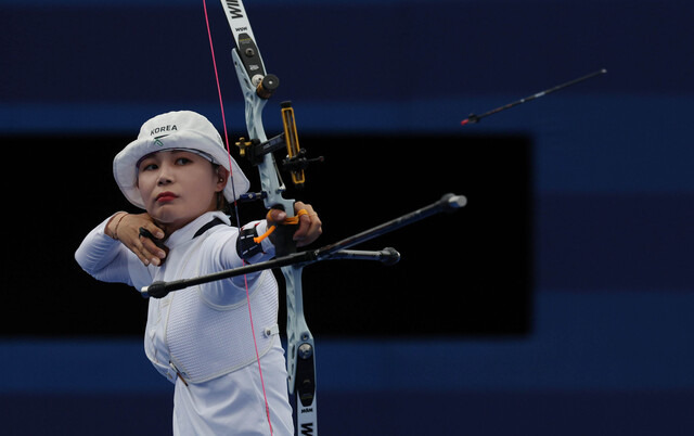 전훈영이 3일(현지시간) 프랑스 파리 앵발리드에서 열린 2024 파리올림픽 양궁 여자 개인전 16강 경기에서 과녁을 조준하고 있다. 파리=윤웅 기자