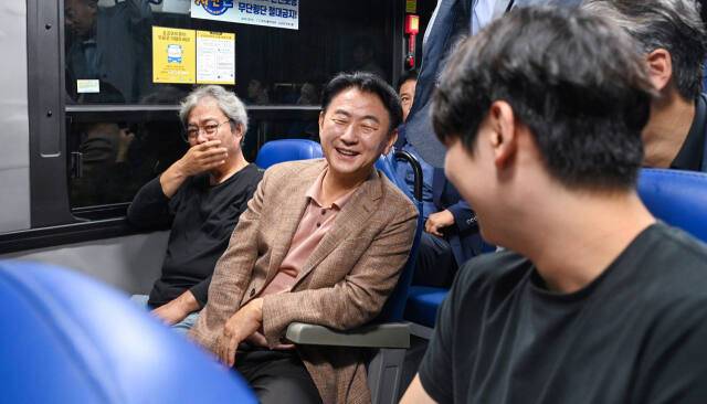 김동근 의정부시장이 106-1번에 승차한 시민들과 이야기를 나누고 있다. 의정부시 제공