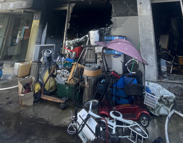 지난 3일 오후 2시28분 서구 연희동 한 상가 1층 고물상 안 충전 중인 전동킥보드 배터리에서 시작한 것으로 추정되는 불이 났다. 사진은 현장 모습. 인천소방본부 제공