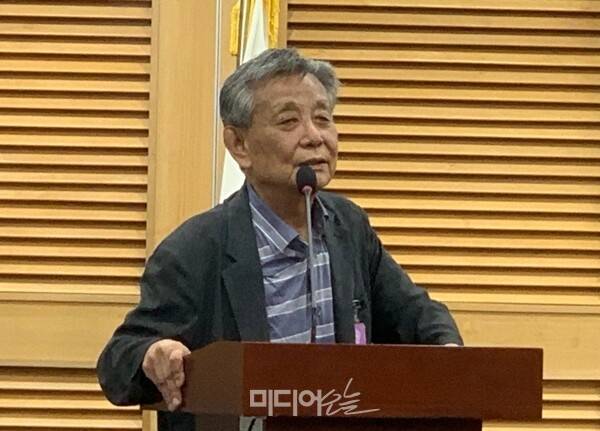 ▲김중배 전 MBC 사장이 지난달 22일 국회의원회관에서 열린 '윤석열 정부의 공영방송 파괴' 긴급 세미나(언론비상시국회의·한국언론정보학회·미디어공공성포럼 주관, 자유언론실천재단·야6당방송장악저지공동대책위원회 주최)에서 발언하는 모습. 사진=윤유경 기자.
