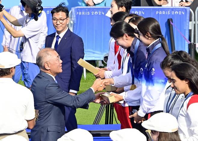 현대차그룹 정의선 회장이 양궁 여자 단체 금메달 획득 후 시상에 나선 모습 [사진제공=대한양궁협회]