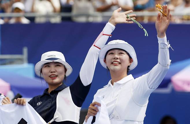 한국 여자 양궁이 개인전에서 금메달과 은메달을획득다. 사진은 결승전 이후 금메달리스트 임시현(오른쪽)과 은메달리스트 남수현이 팬들에게 인사하는 모습. /사진=뉴시스