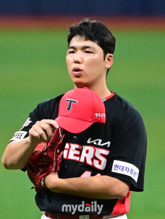 2024년 7월 27일 서울 고척스카이돔에서 '2024 신한 SOL Bank KBO리그, KIA 타이거즈와 키움 히어로즈의 경기가 열렸다. KIA 선발투수 황동하가 투구를 준비하고 있다./마이데일리