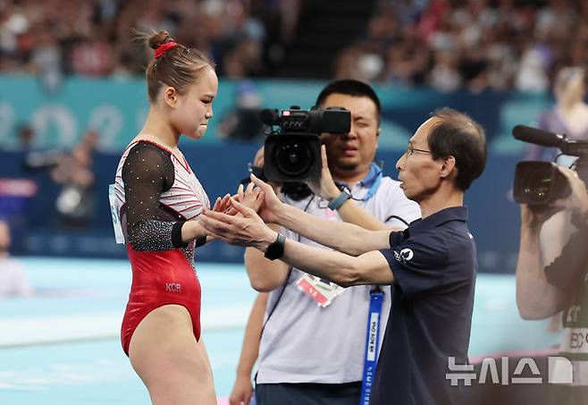 [파리=뉴시스] 김진아 기자 = 3일(현지시각) 프랑스 파리 베르시 경기장에서 열린 2024 파리 올림픽 기계체조 여자 도마 결승전에서 연기를 마친 여서정을 이정식 감독이 격려하고 있다. 2024.08.04. bluesoda@newsis.com