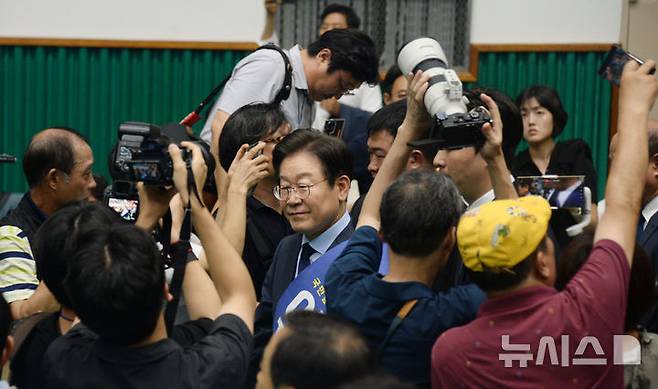 [익산=뉴시스] 김얼 기자 = 이재명 더불어민주당 당대표 후보가 3일 전북 익산시 원광대학교 문화체육관애서 열린 '더불어민주당 제1차 정기전국당원대회 당대표·최고위원 후보자 합동연설회'에 참석해 장내로 들어서고 있다. 2024.08.03. pmkeul@newsis.com