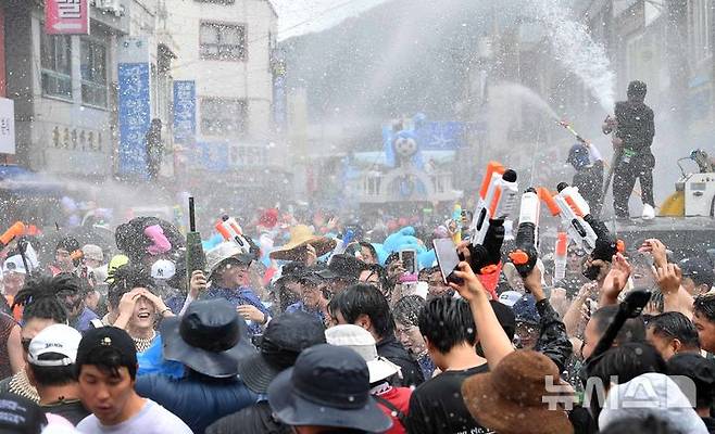 [광주=뉴시스] 장흥 물축제 살수대첩