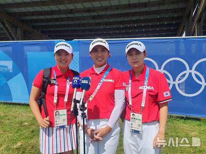 [기앙쿠르(프랑스)=뉴시스] 김희준 기자 = 2024 파리 올림픽에 출전하는 한국 여자 골프 대표팀의 고진영, 양희영, 김효주가 4일(한국시각) 프랑스 파리 인근 기앙쿠르의 르골프 나쇼날(파71)에서 포즈를 취하고 있다. 2024.08.04jinxijun@newsis.com