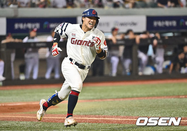 [OSEN=울산, 이석우 기자] 3일 울산 문수야구장에서 2024 신한 SOL 뱅크 KBO 리그 롯데 자이언츠와 LG 트윈스의 경기가 열렸다. 홈팀 롯데는 반즈가 선발로 방문팀 LG는 최원태가 선발로 나섰다.롯데 자이언츠 손성빈이 8회말 1사 만루 좌중간 2타점 2루타를 치고 진루하고 있다. 2024.08.03 / foto0307@osen.co.kr