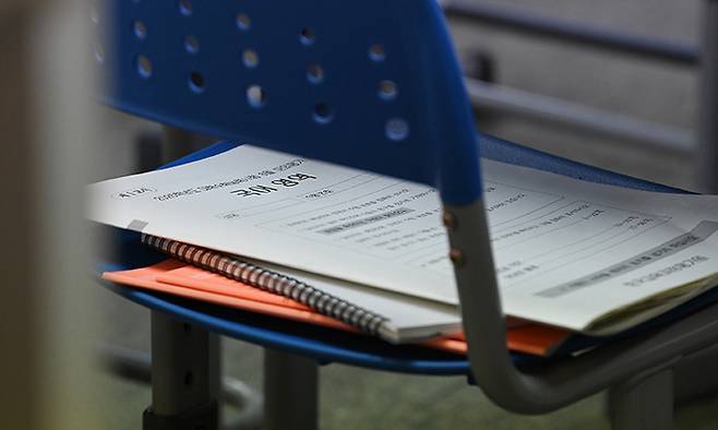 2025학년도 대학수학능력시험 6월 모의평가일인 지난 6월&nbsp;4일 서울 양천구 목동 종로학원 본원에서 한 수험생의 옆자리에 1교시 국어영역 문제지가 놓여 있다. 공동취재사진