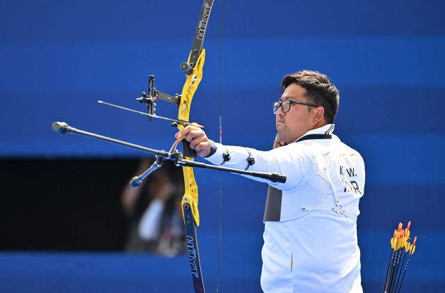 신중한 자세로 활을 쏘는 김우진. 파리=성형주 기자