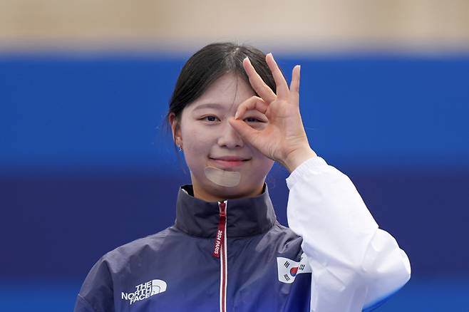 임시현이 3일 파리올림픽 양궁 여자 개인전 금메달로 3관왕에 오른 뒤 시상식에서 ‘바늘구멍’ 세리머니를 하고 있다. 파리 | AP연합뉴스