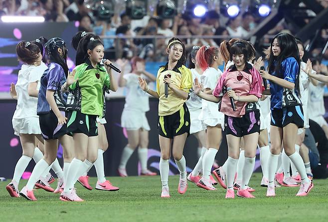 3일 서울월드컵경기장에서 열린 2024 쿠팡플레이 시리즈 2차전 토트넘과 바이에른 뮌헨의 경기. 걸그룹 뉴진스가 하프타임 공연을 진행하고 있다. 연합뉴스