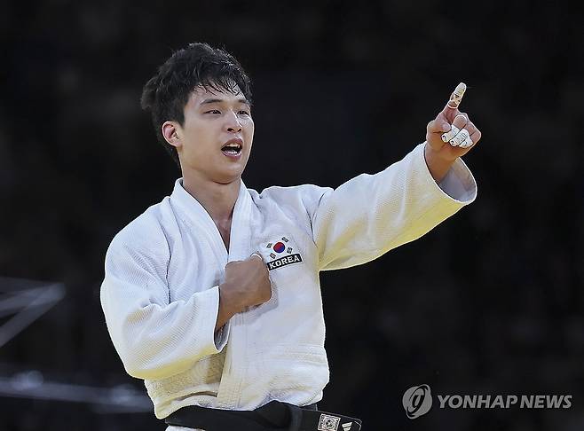 한국 유도 대표팀이 2024 파리 올림픽 혼성 단체전서 부상 투혼을 펼친 끝에 값진 동메달을 획득했다. 대표팀은 3일(한국시간) 프랑스 파리 샹드마르스 경기장에서 열린 동메달 결정전서 독일을 4-3으로 꺾었다. 투혼이 가져온 값진 동메달이었다. 프랑스와 8강전에서 패한 대표팀은 패자부활전에서 우즈베키스탄을 꺾고 올라와 독일을 잡아내며 동메달을 목에 걸었다. 연합뉴스