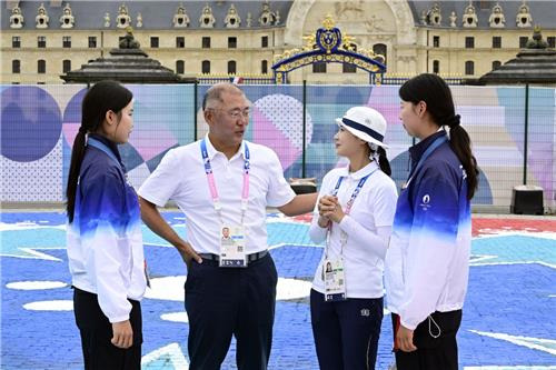 한국 양궁이 2024 파리 올림픽서 맹활약할 수 있었던 건 '맏언니' 전훈영(인천시청)의 리더십이 있었다. 정의선 대한양궁협회 회장도 시상식서 전훈영을 챙기며 공로를 치하했다. 이번이 첫 올림픽인 전훈영은 욕심을 앞세우지 않고 경기 내내 팀의 맏언니로서 열 살 안팎 터울의 동생들을 챙기는 데 몸을 아끼지 않았다. 파리에 도착해 선수단 숙소를 정할 때는 2인 1실로 배정되는 숙소 구성을 보고 자진해서 타 종목 선수와 함께 방을 쓰겠다고 나선 것으로 알려졌다. 연합뉴스