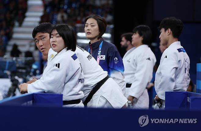 동료들 응원하는 선수들 (파리=연합뉴스) 김도훈 기자 = 3일(현지시간) 프랑스 파리 아레나 샹드마르스에서 열린 2024 파리올림픽 유도 혼성단체전 16강전 한국과 튀르키예의 경기. 대표팀 선수들이 경기를 하는 동료 선수를 응원하고 있다. 2024.8.3 superdoo82@yna.co.kr