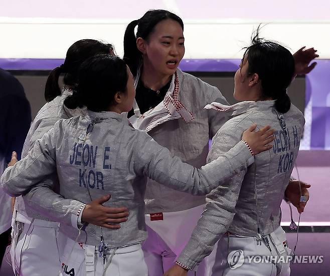 '괜찮아, 우리 열심히 잘 했어!' (파리=연합뉴스) 황광모 기자 = 3일 오후(현지시간) 프랑스 파리 그랑팔레에서 열린 2024 파리 올림픽 펜싱 여자 사브르 단체전 결승전에서 준우승을 차지한 우리 선수들이 서로를 격려하고 있다. 2024.8.4 hkmpooh@yna.co.kr